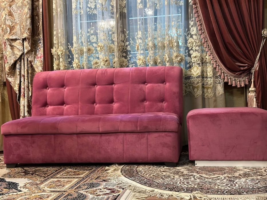 Диван с пуфиком.