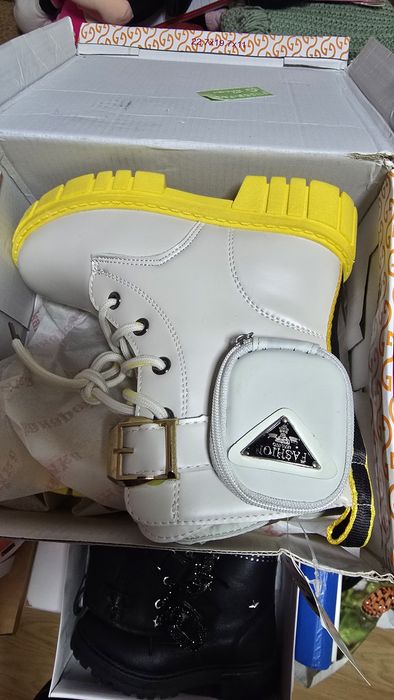 Pantofii sunt pentru fată.