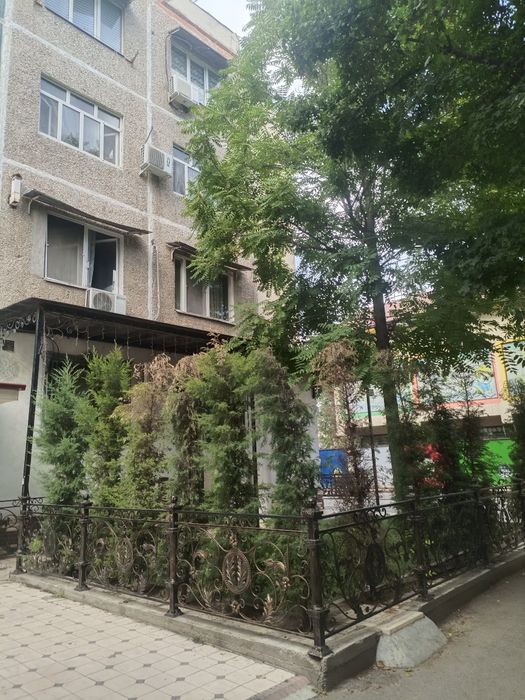 Срочно продаётся! Юнусабад-14. 1-комнатная квартира, переделанная в 2-