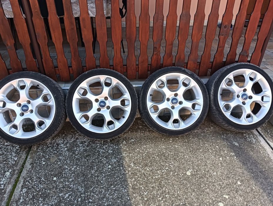 De vânzare jante de aluminiu pe 205/45/17  cu cauciucuri vara/iarna și cauciucuri 205/40/17.