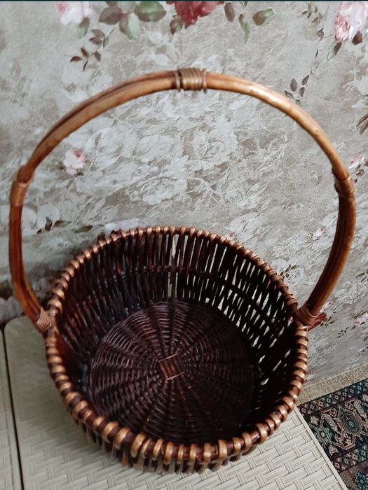 Продам две плетёные корзины