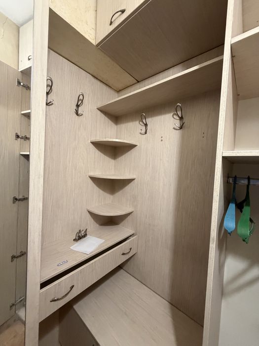 Шкаф в прихожую углавой