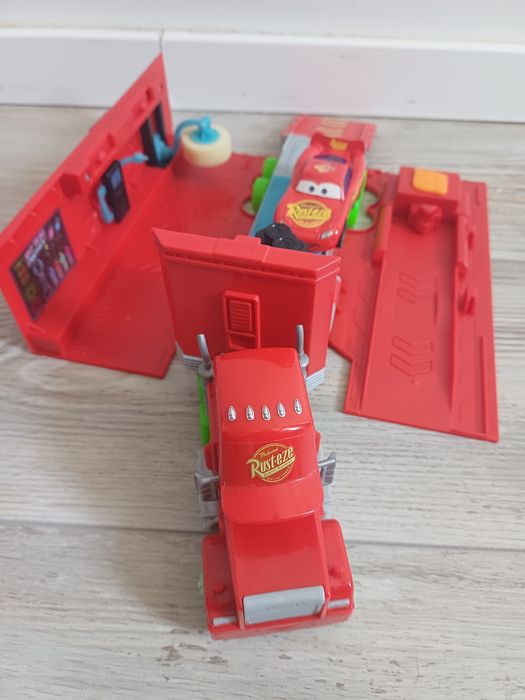 Mattel Set de joaca Disney Cars Glow Racers - Camionul service Mack 2 in 1