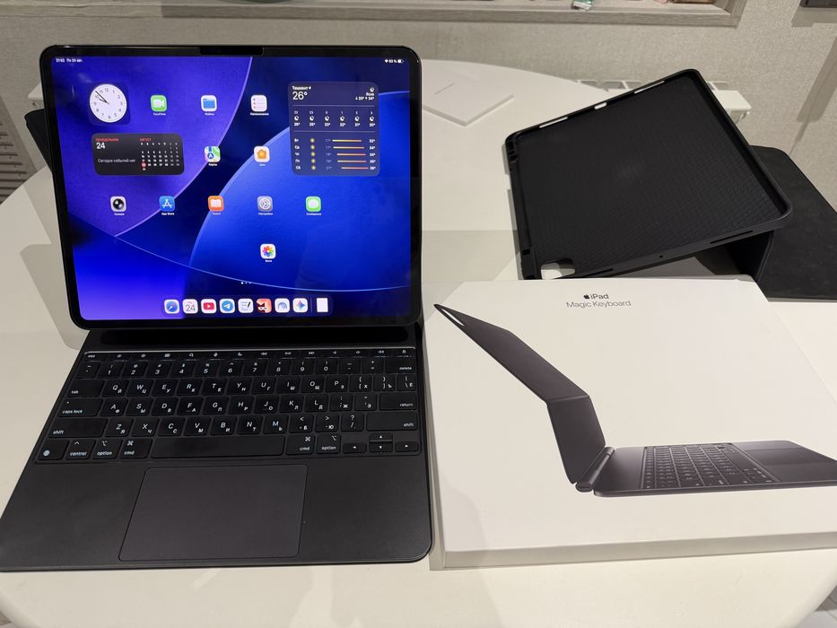 Продам iPad Pro 13 M5 256 + Magic Keyboard