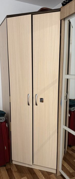 Продам угловой вместительный шкаф