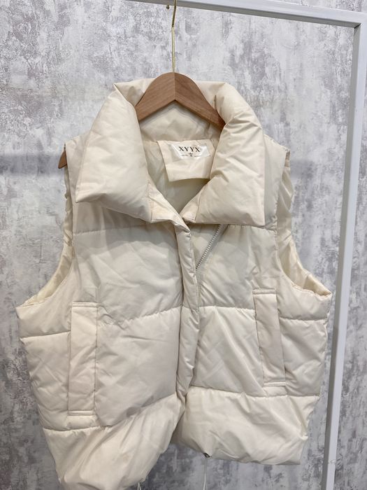 безрукавка в молочном цвете