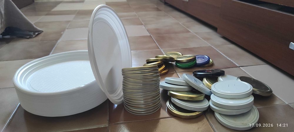 ПОДАРЯВАМ капачки за буркани Омния,капачки на винт и 85 бр. чинии