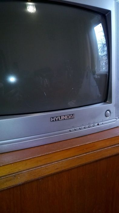 Телевизор маленький.