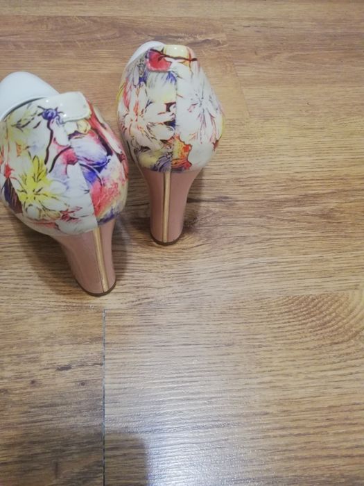 Продам туфли лакированные