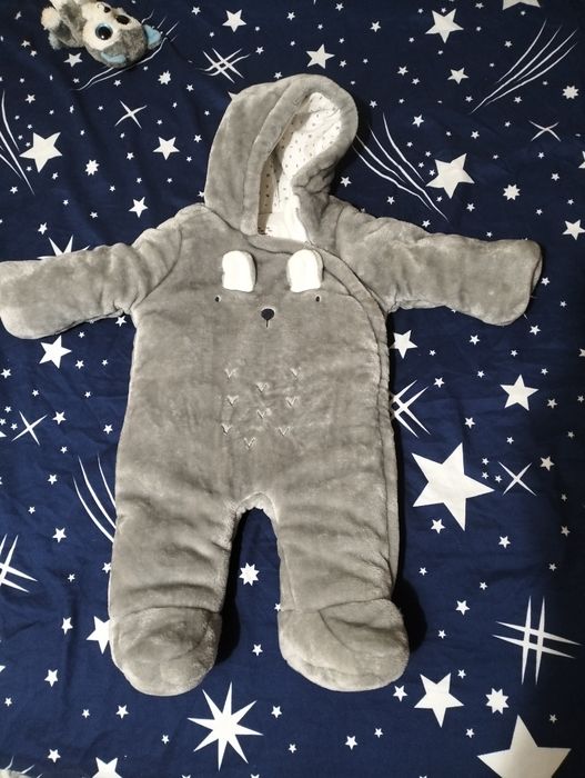 Vând combinezon bebeluși