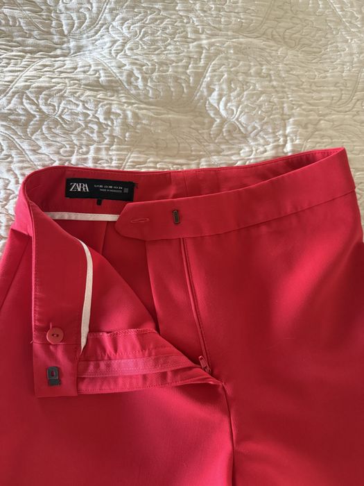 Червен прав панталон Zara и дънки Zara със златно фолио