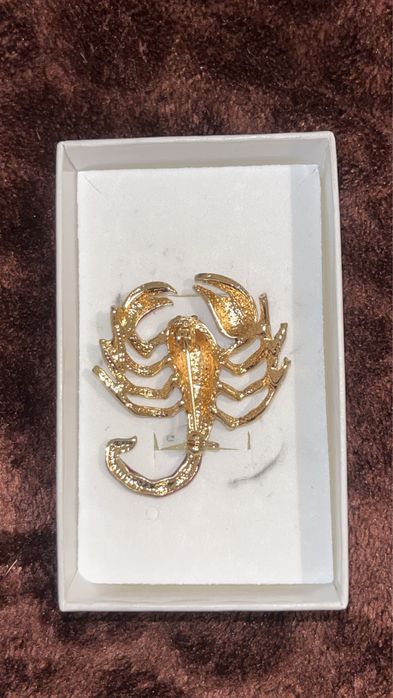 Брошка на скорпион