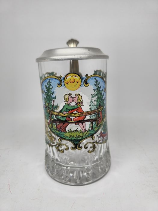 Винтидж стъклена халба от BMF Bayrische Metallwarenfabrik от Нюрнберг. Маркировката BMF е изписана в триъгълник на основата на халбата, а от вътрешнат