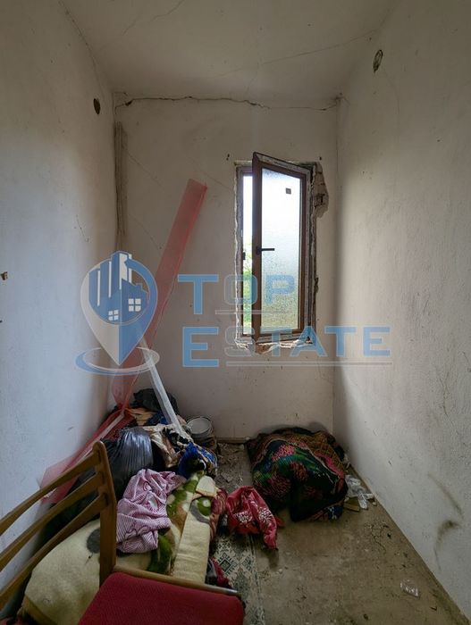 Тухлена къща с голям двор и кладенец в село Караисен, община Павликен