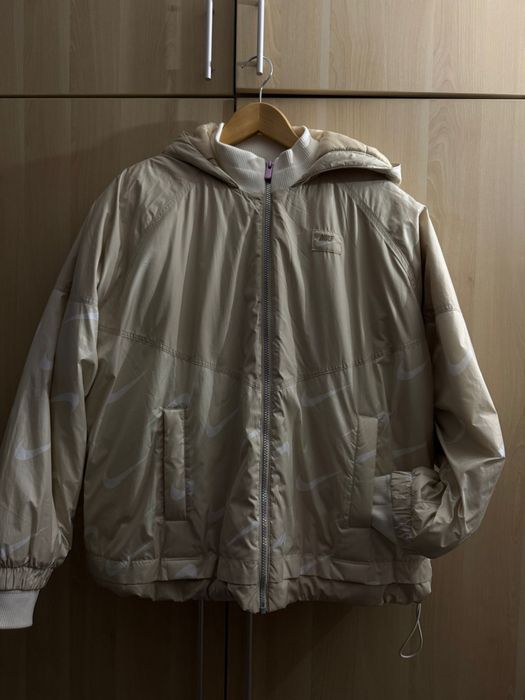 Продавам яке на марката Nike