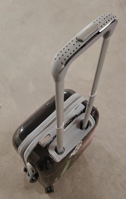 Продавам куфар с колелца и телескопична дръжка