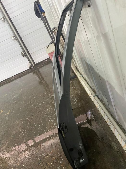 Продам дверь на приору седан