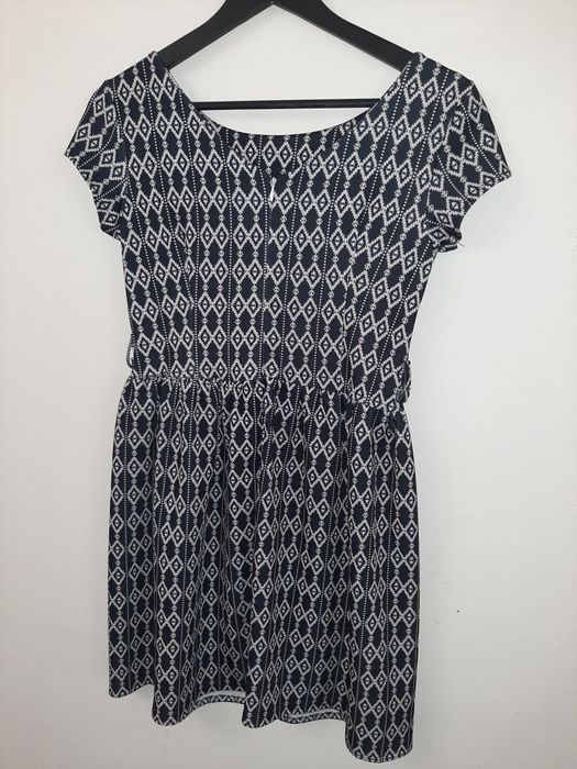 Черно-бяла рокля с къс ръкав