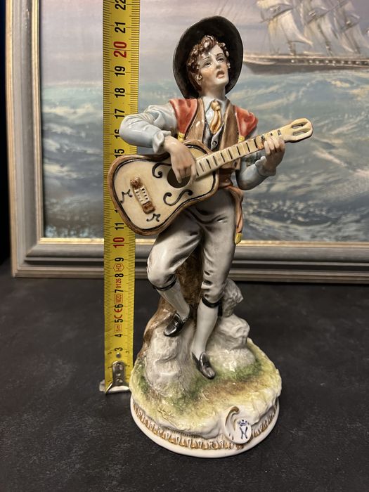Порцеланова фигура-Момче с китара,Capodimonte,Italiy