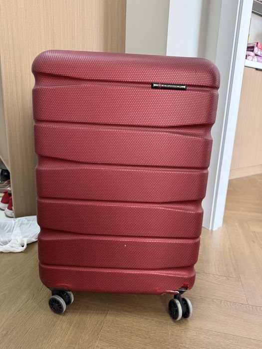 Чемодан дорожный