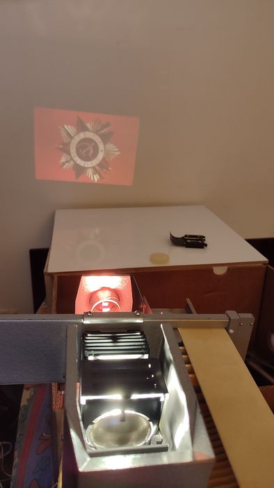 Proiector diapozitive cu magazie