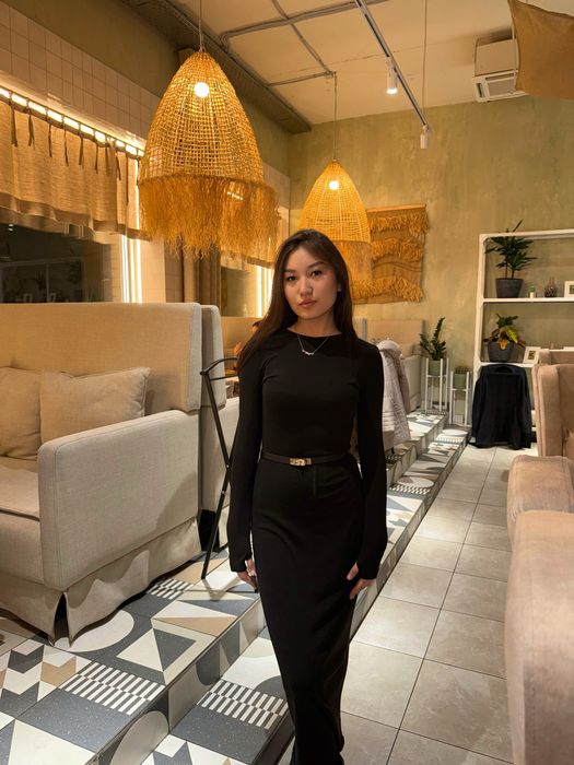 Черное облегающее платье