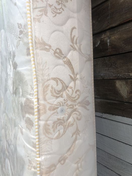 Продается матрас в хорошем состянии!