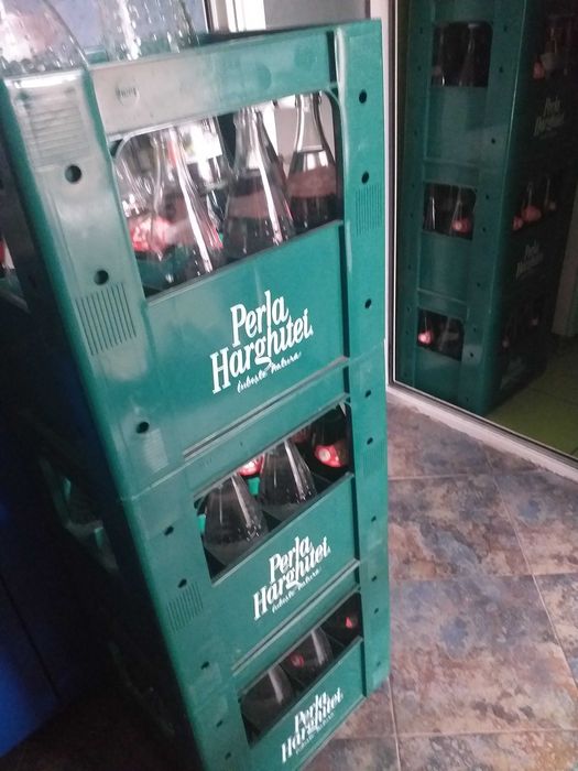 Navete cu apa minerala la 1 L