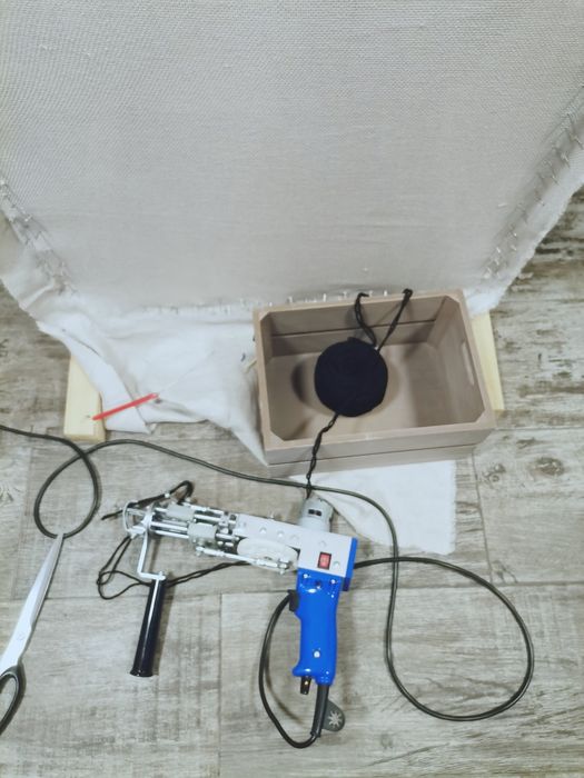 Pistol tufting pentru a crea covoare manuale