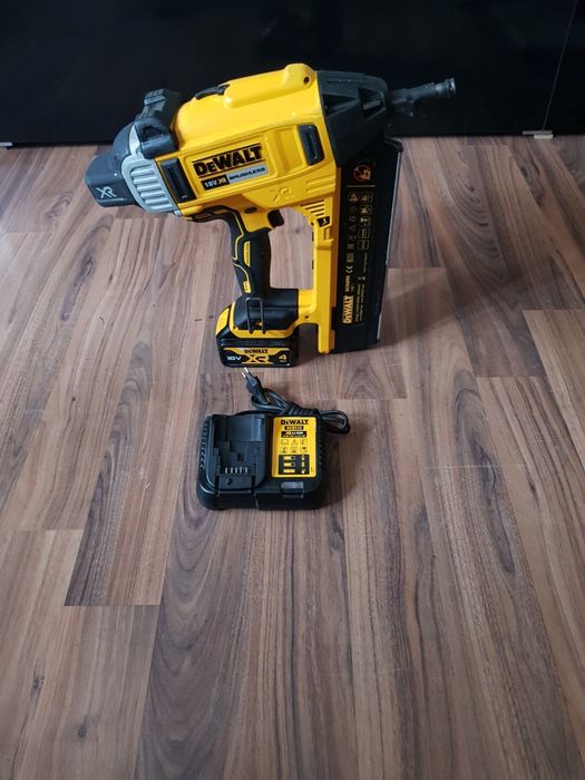 Pistol de bătut cuie în beton Dewalt DCN 890
