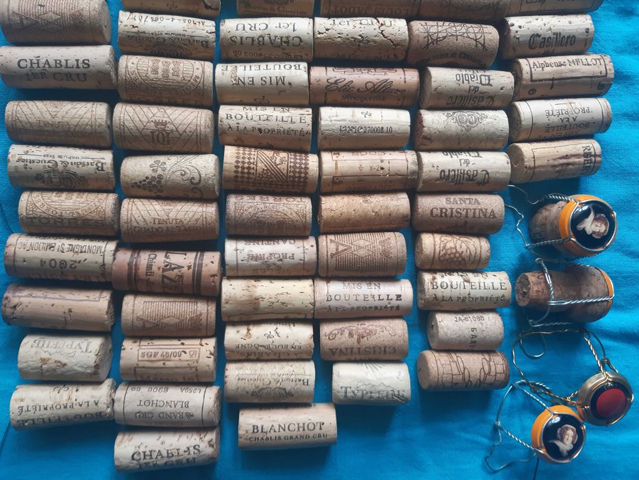 Пробки из  пробкового дерева и пласика