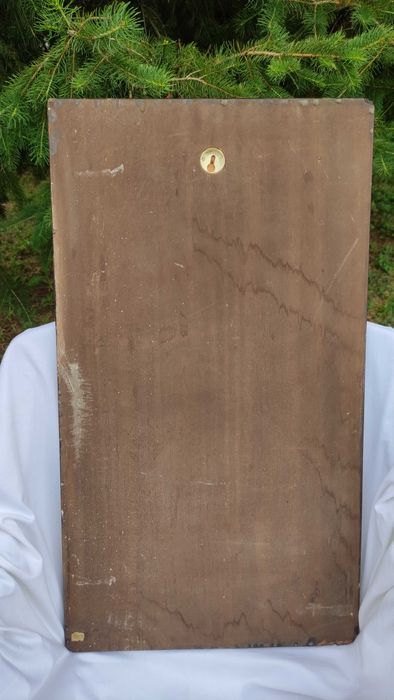 Голяма цветна медна пластика върху дървена основа