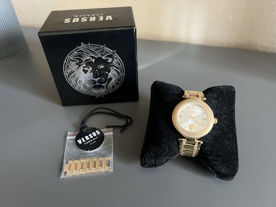 Часовник VERSUS VERSACE в “златно”