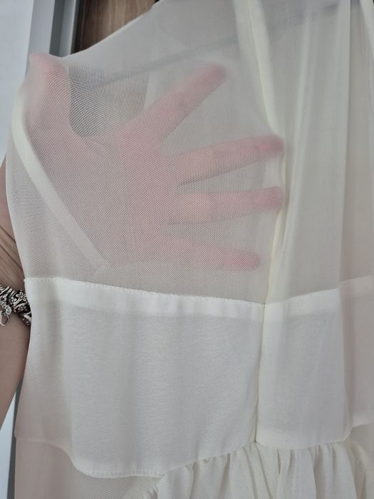 Бяла къса рокля с акцент