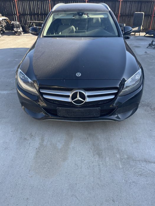 Vand aripa stanga / dreapta Mercedes w205 / impecabila / negru