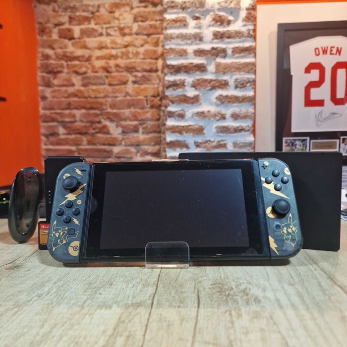 Consola Nintendo Switch V1, Joy-Con Compatibil Negru/Galben + Joc NBA 2K Playgrounds 2 | Garantie 12 Luni | UsedProducts.ro