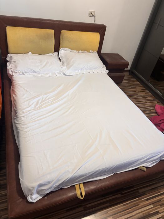 Pat 160/200 cu saltea si 2 noptiere