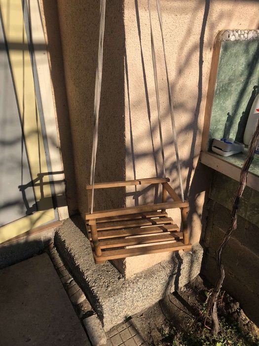 Детска дървена люлка ретро модел