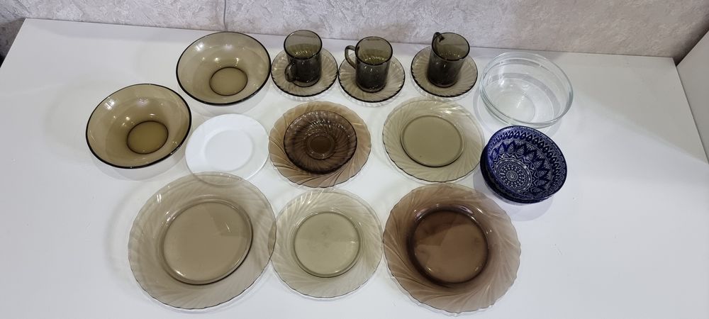 В связи с переездом, продается  посуда без сколов. Кухонные принадлежн