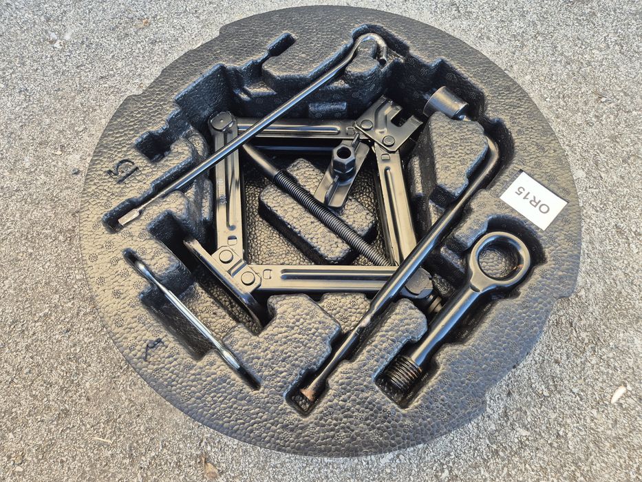 Резервен комплект Kia Hyundai крик ключ кука