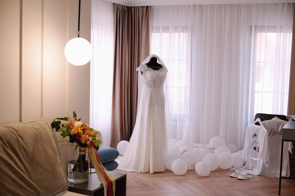 Rochie de mireasă și  costum de mire