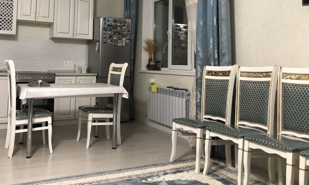 Продаются стол и стулья в отличном качестве.