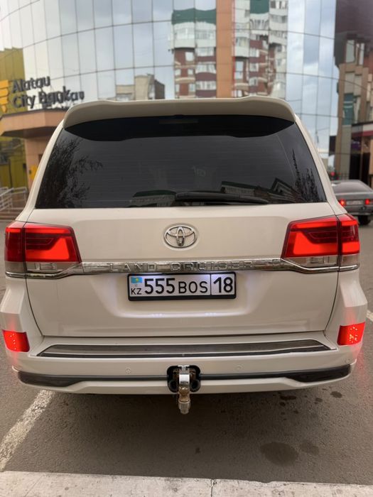 Прокат авто с водителем  LAND CRUISER 200