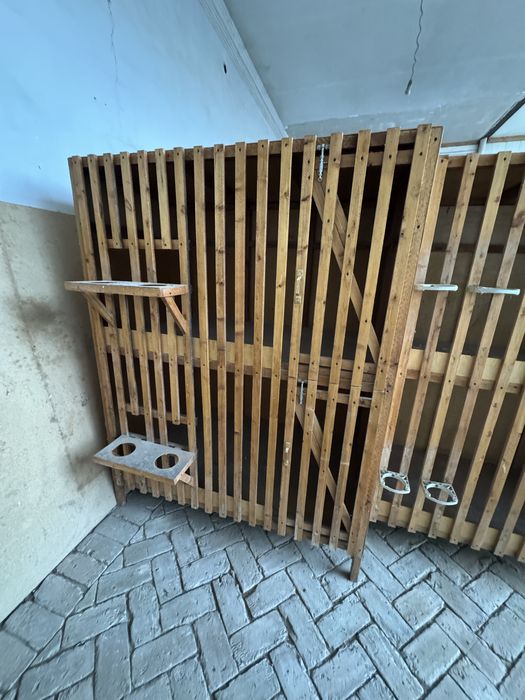 Деревянные клетки для петухов и куриц