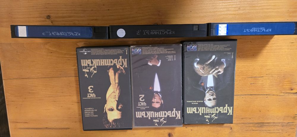 VHS . Кръстникът 1,2,3 част . Продавата се заедно . Цената е й за трите Видеокасети