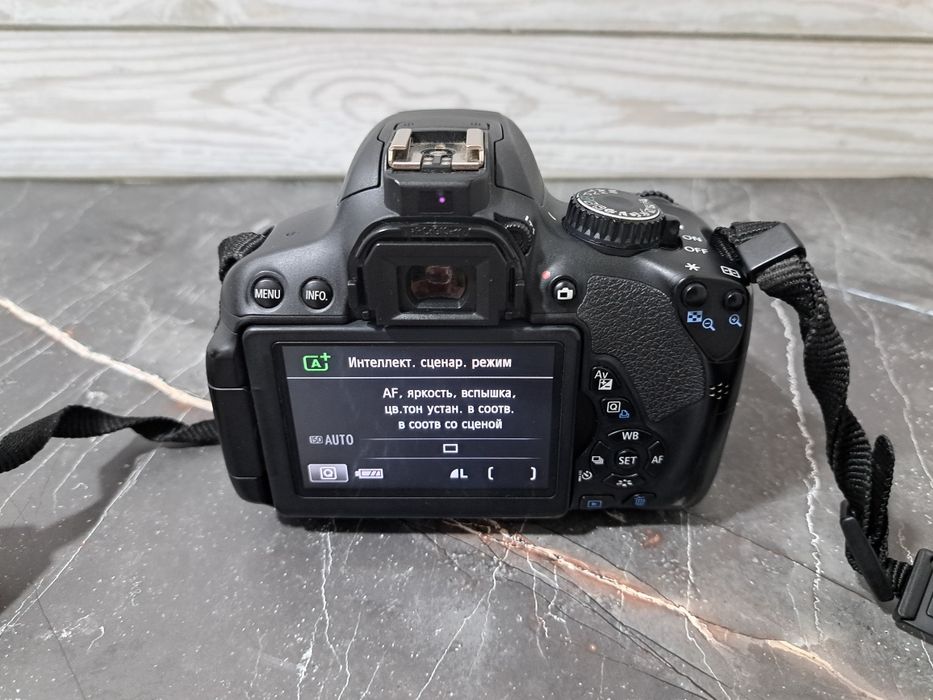 Продам фотоаппарат Canon EOS 650D  (идеал)