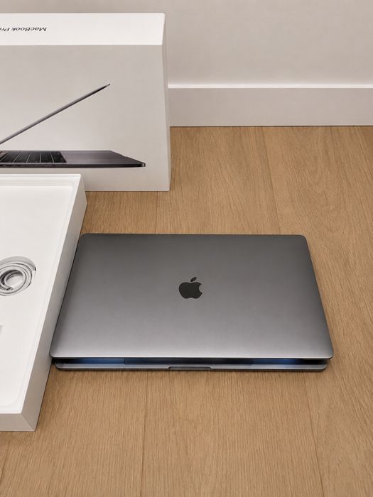Macbook pro 15 | 2019 | 16 GB | Touchbar | i-7 |