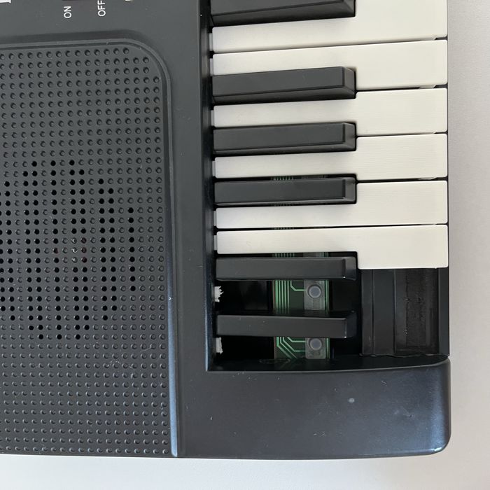 Синтезатор продам