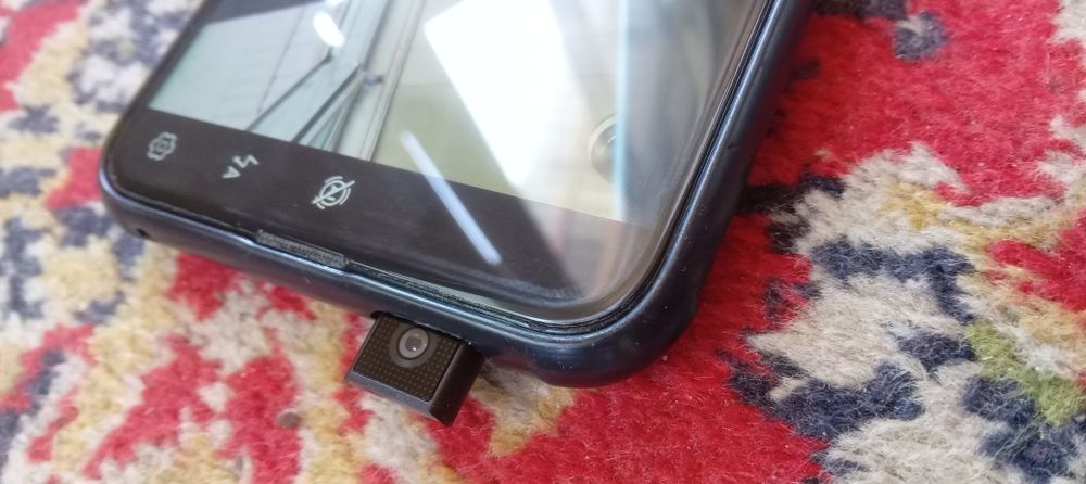 Huwaei p smart z sotiladi srochna aybi ekrani burchagi qora tochka bor