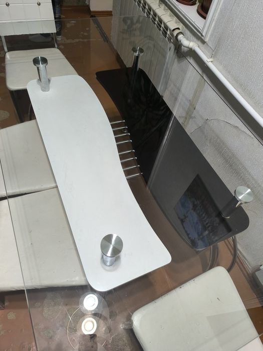 Стол стеклянный.